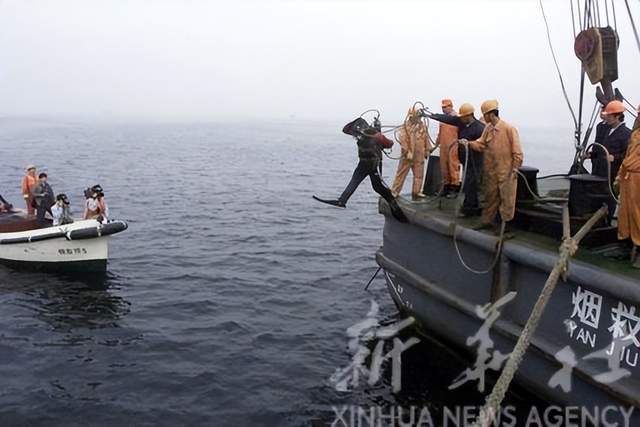 居民出海神秘發(fā)現(xiàn)，疑似水雷重物兩人難以抬動